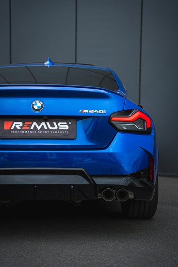 Achterkant van BMW M240i xDrive G42 Coupe met Remus uitlaat tips - Voor een agressieve uitstraling